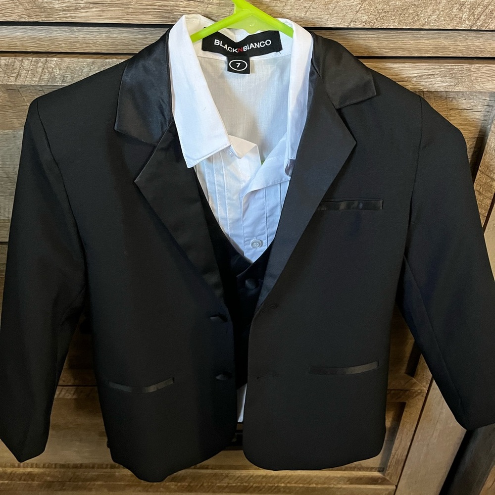 Boys tux size 7
